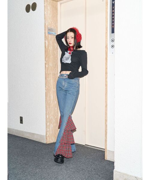 jouetie(ジュエティ)の「パターンフリルドッキングフレアデニム(デニムパンツ・レディース・ブルー/ブラック・SMALL/MEDIUM)」の7枚目の写真