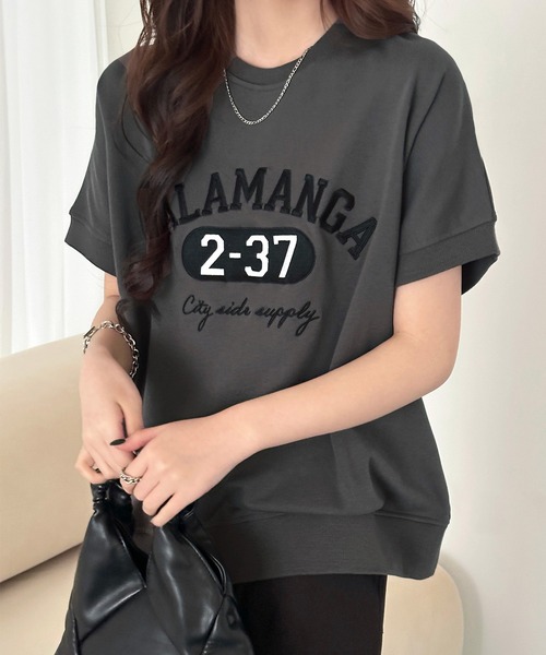 DAY CLOSET(デイ クローゼット)の「半袖 英字 刺繍 カレッジロゴ Tシャツ レディース(Tシャツ/カットソー・レディース・ブラック/ダークグレー・L/M)」の2枚目の写真