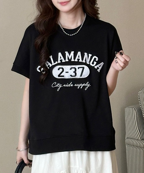DAY CLOSET(デイ クローゼット)の「半袖 英字 刺繍 カレッジロゴ Tシャツ レディース(Tシャツ/カットソー・レディース・ブラック/ダークグレー・L/M)」の1枚目の写真