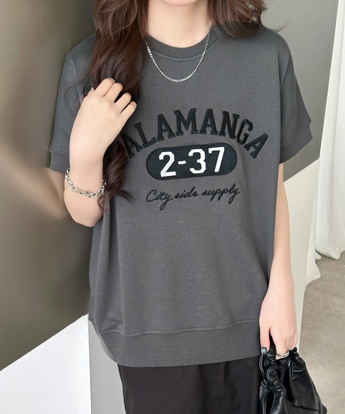 DAY CLOSET(デイ クローゼット)の「半袖 英字 刺繍 カレッジロゴ Tシャツ レディース(Tシャツ/カットソー・レディース・ブラック/ダークグレー・L/M)」の14枚目の写真