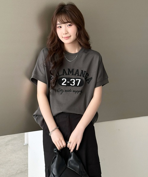 DAY CLOSET(デイ クローゼット)の「半袖 英字 刺繍 カレッジロゴ Tシャツ レディース(Tシャツ/カットソー・レディース・ブラック/ダークグレー・L/M)」の16枚目の写真