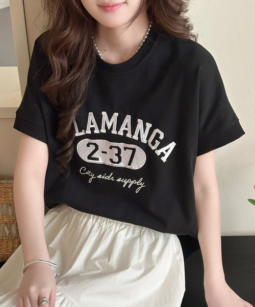 DAY CLOSET(デイ クローゼット)の「半袖 英字 刺繍 カレッジロゴ Tシャツ レディース(Tシャツ/カットソー・レディース・ブラック/ダークグレー・L/M)」の4枚目の写真