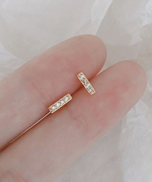 yu-ka(ユーカ)の「YU-KA:ミニバーピアス Mini bar earrings(ピアス(両耳用)・レディース・ゴールド・FREE)」の1枚目の写真