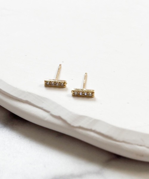 yu-ka(ユーカ)の「YU-KA:ミニバーピアス Mini bar earrings(ピアス(両耳用)・レディース・ゴールド・FREE)」の2枚目の写真