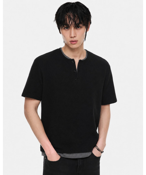 DNSR（ディーエヌエスアール）の「レイヤードヘンリーネックワッフルTシャツブラック/チャコール（Tシャツ/カットソー・メンズ・その他・MEDIUM/LARGE/X-LARGE）」の2枚目の写真