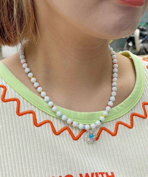 HELLO.SANFRANCISCO(ハローサンフランシスコ)の「【HELLO.SANFRANCISCO/ハローサンフランシスコ】フラワービーズネックレス(ネックレス・レディース・ホワイト/グリーン・ONE SIZE)」の1枚目の写真