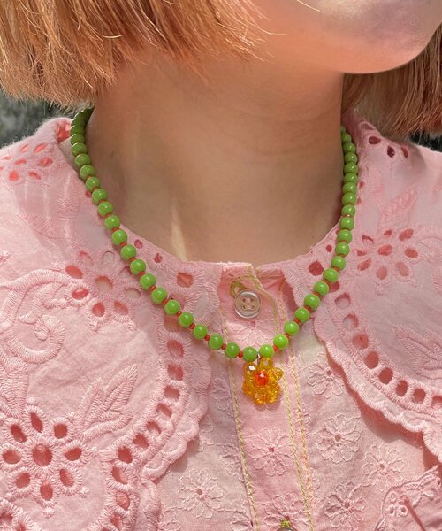 HELLO.SANFRANCISCO(ハローサンフランシスコ)の「【HELLO.SANFRANCISCO/ハローサンフランシスコ】フラワービーズネックレス(ネックレス・レディース・ホワイト/グリーン・ONE SIZE)」の2枚目の写真