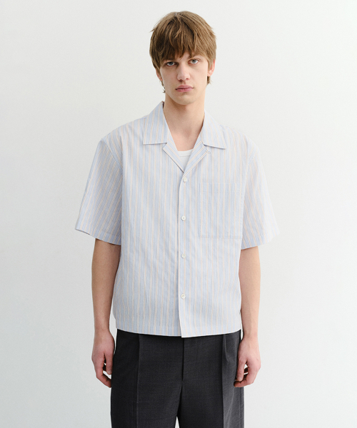 DUNST FOR MEN(ダンストフォーメン)の「CROPPED OPEN COLLARED STRIPED SHIRT_UDSH6B321_BEIGE STRIPE(シャツ/ブラウス・メンズ・ベージュ・SMALL/MEDIUM/LARGE)」の1枚目の写真