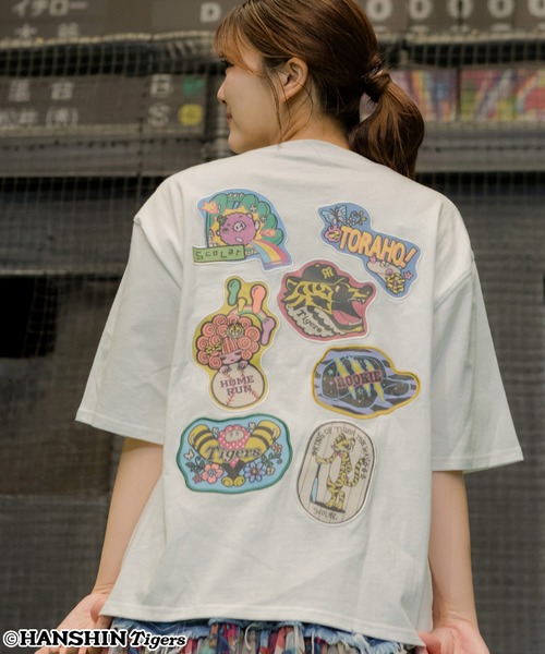 ScoLar(スカラー)の「462025:阪神タイガース×ScoLar アップリケ刺繍Tシャツ(Tシャツ/カットソー・レディース・オフホワイト/ブラック・L/M)」の1枚目の写真