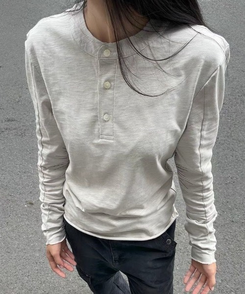 SHERU(シェル)の「肘ステッチプリント ヘンリーネック ロンT 長袖 ヴィンテージ加工(Tシャツ/カットソー・レディース・ホワイト/ブラック・M)」の1枚目の写真