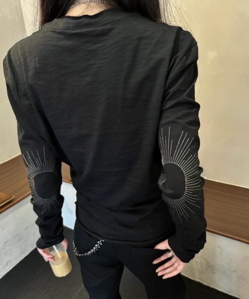 SHERU(シェル)の「肘ステッチプリント ヘンリーネック ロンT 長袖 ヴィンテージ加工(Tシャツ/カットソー・レディース・ホワイト/ブラック・M)」の11枚目の写真