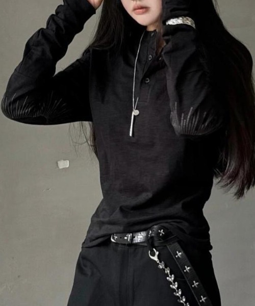 SHERU(シェル)の「肘ステッチプリント ヘンリーネック ロンT 長袖 ヴィンテージ加工(Tシャツ/カットソー・レディース・ホワイト/ブラック・M)」の10枚目の写真