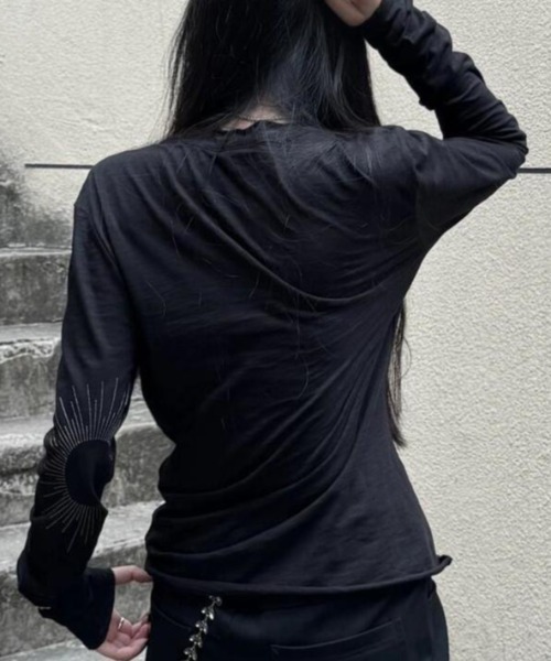 SHERU(シェル)の「肘ステッチプリント ヘンリーネック ロンT 長袖 ヴィンテージ加工(Tシャツ/カットソー・レディース・ホワイト/ブラック・M)」の9枚目の写真