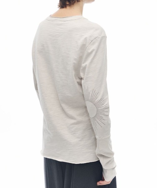 SHERU(シェル)の「肘ステッチプリント ヘンリーネック ロンT 長袖 ヴィンテージ加工(Tシャツ/カットソー・レディース・ホワイト/ブラック・M)」の12枚目の写真