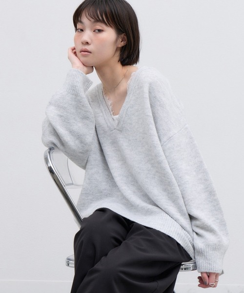 CIAOPANIC TYPY(チャオパニックティピー)の「∴深Vレースドッキングオーバーニット(ニット/セーター・レディース・グレー/レッド/ブラック/オフホワイト・ONE SIZE)」の2枚目の写真