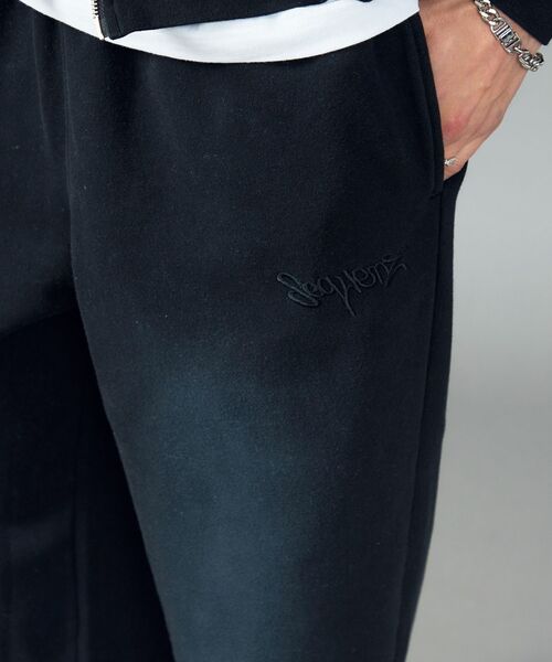 SEQUENZ（シークエンズ）の「セットアップ対応 / フェード加工スウェットパンツ / LOGO APPLIQUESWEAT PANTS（その他パンツ・メンズ・ダークブラウン/ライトグレー/ブラック/その他2/その他1/ピンク/ピンク系その他2・LARGE/MEDIUM/SMALL）」の18枚目の写真