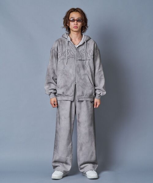 SEQUENZ（シークエンズ）の「セットアップ対応 / フェード加工スウェットパンツ / LOGO APPLIQUESWEAT PANTS（その他パンツ・メンズ・ダークブラウン/ライトグレー/ブラック/その他2/その他1/ピンク/ピンク系その他2・LARGE/MEDIUM/SMALL）」の19枚目の写真
