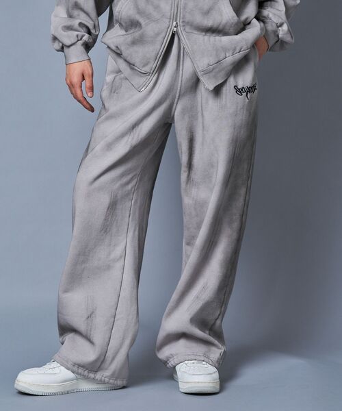 SEQUENZ（シークエンズ）の「セットアップ対応 / フェード加工スウェットパンツ / LOGO APPLIQUESWEAT PANTS（その他パンツ・メンズ・ダークブラウン/ライトグレー/ブラック/その他2/その他1/ピンク/ピンク系その他2・LARGE/MEDIUM/SMALL）」の12枚目の写真