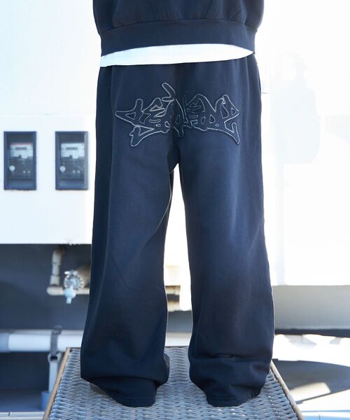 SEQUENZ（シークエンズ）の「セットアップ対応 / フェード加工スウェットパンツ / LOGO APPLIQUESWEAT PANTS（その他パンツ・メンズ・ダークブラウン/ライトグレー/ブラック/その他2/その他1/ピンク/ピンク系その他2・LARGE/MEDIUM/SMALL）」の15枚目の写真