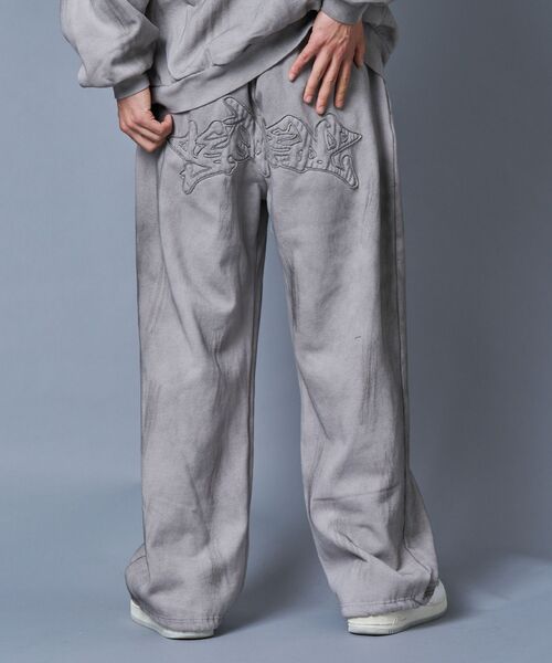 SEQUENZ（シークエンズ）の「セットアップ対応 / フェード加工スウェットパンツ / LOGO APPLIQUESWEAT PANTS（その他パンツ・メンズ・ダークブラウン/ライトグレー/ブラック/その他2/その他1/ピンク/ピンク系その他2・LARGE/MEDIUM/SMALL）」の13枚目の写真