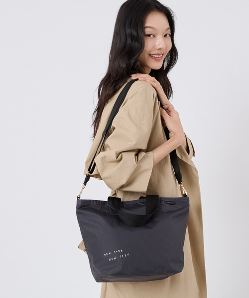 LeSportsac(レスポートサック)の「IN MIND SMALL TOTE アーバンフォグスクリプト(トートバッグ・レディース・グレー・FREE)」の1枚目の写真