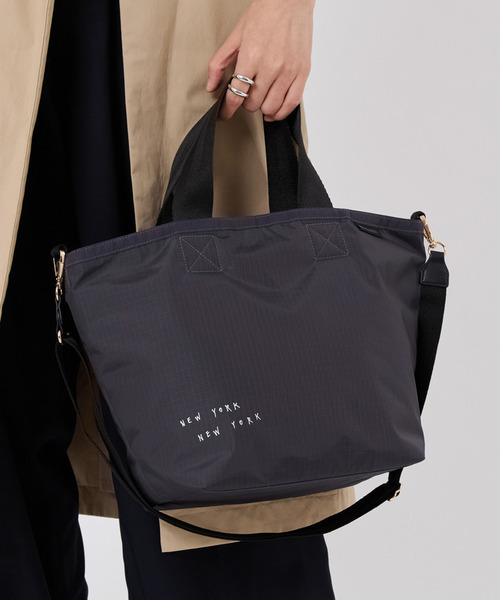 LeSportsac(レスポートサック)の「IN MIND SMALL TOTE アーバンフォグスクリプト(トートバッグ・レディース・グレー・FREE)」の2枚目の写真