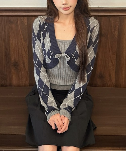 AsheKsha（アシクシャ）の「【セットアイテム】ダイヤ柄ショートカーディガン＋キャミソール 2 点セット V ネックリボン付き レディーストップス（ニット/セーター・レディース・ネイビー・M）」の3枚目の写真