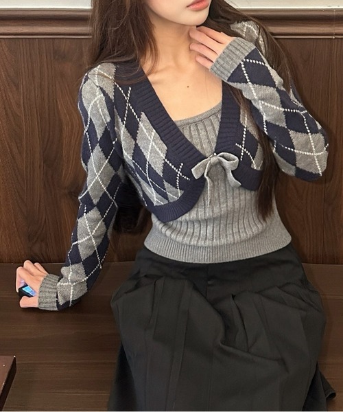 AsheKsha（アシクシャ）の「【セットアイテム】ダイヤ柄ショートカーディガン＋キャミソール 2 点セット V ネックリボン付き レディーストップス（ニット/セーター・レディース・ネイビー・M）」の4枚目の写真