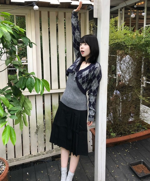AsheKsha（アシクシャ）の「【セットアイテム】ダイヤ柄ショートカーディガン＋キャミソール 2 点セット V ネックリボン付き レディーストップス（ニット/セーター・レディース・ネイビー・M）」の9枚目の写真
