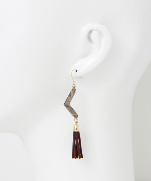 SENSE OF PLACE by URBAN RESEARCH(センスオブプレイスバイアーバンリサーチ)の「マーブルV×タッセルピアス(ピアス(両耳用)・レディース・ネイビー/レッド系その他・FREE)」の3枚目の写真