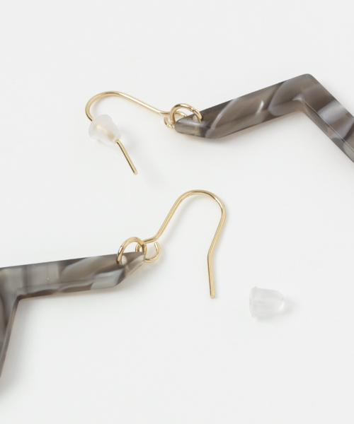 SENSE OF PLACE by URBAN RESEARCH(センスオブプレイスバイアーバンリサーチ)の「マーブルV×タッセルピアス(ピアス(両耳用)・レディース・ネイビー/レッド系その他・FREE)」の4枚目の写真