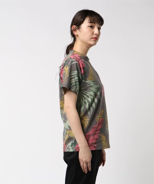 OLD BETTY'S（オールドベティーズ）の「Leaf Pattern Print T-shirts/ リーフ プリント Tシャツ（Tシャツ/カットソー・レディース・オフホワイト/スミクロ・36/38/40）」の3枚目の写真