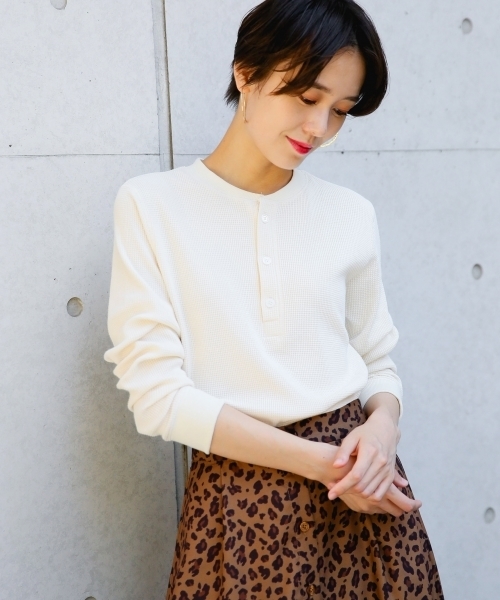 LOWRYS FARM（ローリーズファーム）の「ヘンリーワッフルプルオーバー　 808797（Tシャツ/カットソー・レディース・ブラック/ブラウン/オフホワイト・MEDIUM/LARGE）」の2枚目の写真