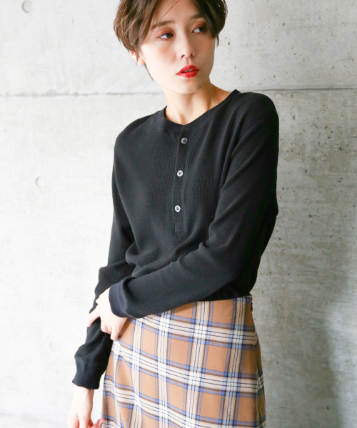 LOWRYS FARM（ローリーズファーム）の「ヘンリーワッフルプルオーバー　 808797（Tシャツ/カットソー・レディース・ブラック/ブラウン/オフホワイト・MEDIUM/LARGE）」の3枚目の写真