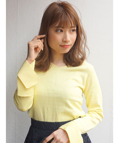 MERCURYDUO（マーキュリーデュオ）の「袖ラッフルＶネックニット（ニット/セーター・レディース・オフホワイト/ブラック/イエロー/ライトグレー・FREE）」の4枚目の写真
