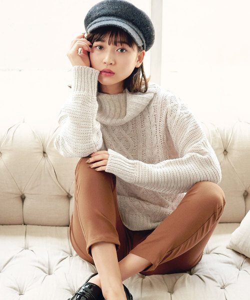 KOBE LETTUCE（コウベレタス）の「編地切替えケーブル編みタートルネックニットトップス（ニット/セーター・レディース・ネイビー/グリーン/モカ/キナリ・FREE）」の9枚目の写真