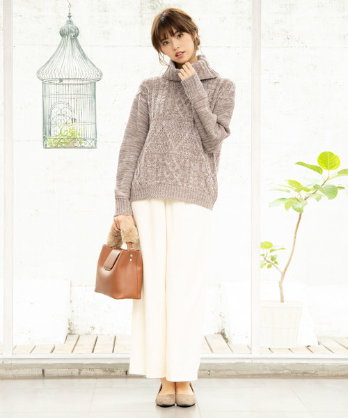 KOBE LETTUCE（コウベレタス）の「編地切替えケーブル編みタートルネックニットトップス（ニット/セーター・レディース・ネイビー/グリーン/モカ/キナリ・FREE）」の11枚目の写真