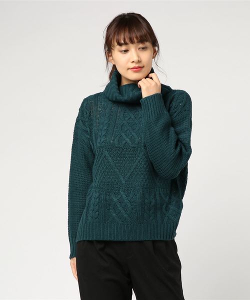 KOBE LETTUCE（コウベレタス）の「編地切替えケーブル編みタートルネックニットトップス（ニット/セーター・レディース・ネイビー/グリーン/モカ/キナリ・FREE）」の4枚目の写真