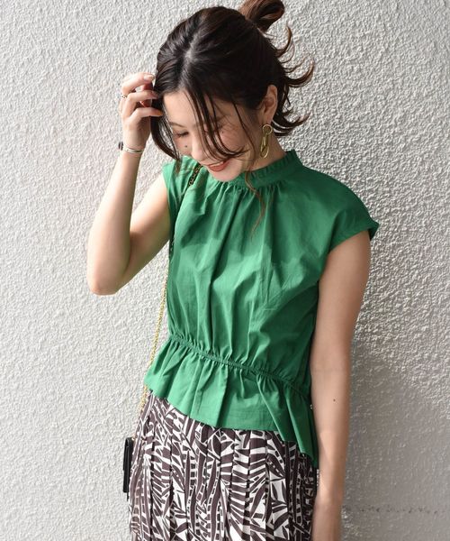 Khaju(カージュ)の「Khaju:バックボタンハイネックブラウス◇(シャツ/ブラウス・レディース・ベージュ/グリーン・ONE SIZE)」の1枚目の写真