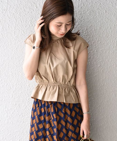 Khaju(カージュ)の「Khaju:バックボタンハイネックブラウス◇(シャツ/ブラウス・レディース・ベージュ/グリーン・ONE SIZE)」の17枚目の写真