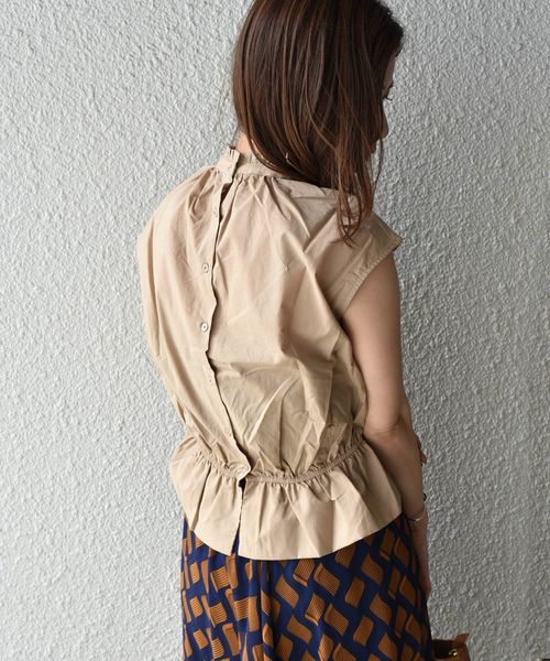 Khaju(カージュ)の「Khaju:バックボタンハイネックブラウス◇(シャツ/ブラウス・レディース・ベージュ/グリーン・ONE SIZE)」の14枚目の写真