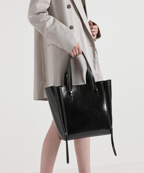 CHARLES & KEITH（チャールズ & キース）の「ダブルジッパー トートバッグ / Double Zipper Tote Bag（トートバッグ・レディース・ブラック/マルチ・L）」の4枚目の写真