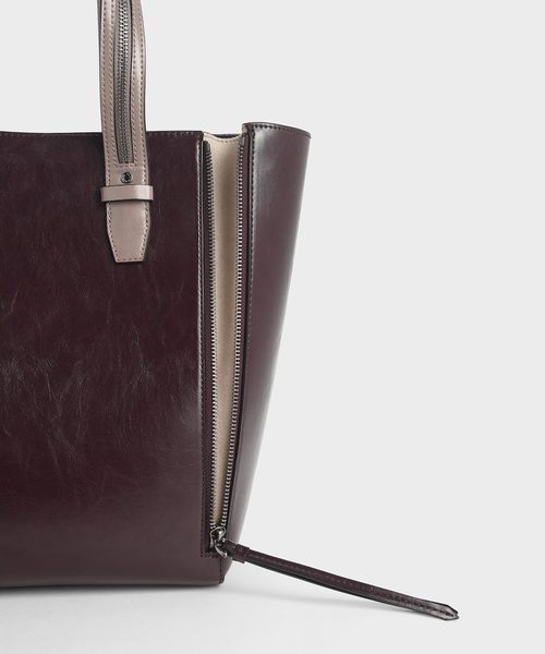 CHARLES & KEITH（チャールズ & キース）の「ダブルジッパー トートバッグ / Double Zipper Tote Bag（トートバッグ・レディース・ブラック/マルチ・L）」の9枚目の写真