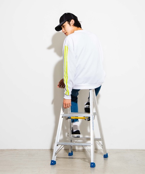 WEGO(ウィゴー)の「WEGO/カラーポケットロゴラインプルオーバースウェット(スウェット・メンズ・ホワイト/ブラック・MEDIUM/LARGE)」の11枚目の写真