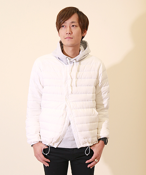And A（アンドエー）の「ノーカラーライトダウンジャケット（ダウンジャケット/コート・メンズ・ホワイト/ブラック・40/42/44）」の2枚目の写真