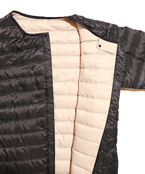 And A（アンドエー）の「ノーカラーライトダウンジャケット（ダウンジャケット/コート・メンズ・ホワイト/ブラック・40/42/44）」の3枚目の写真