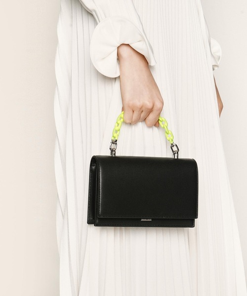 CHARLES & KEITH(チャールズ & キース)の「チェーン トップハンドルバッグ / Chain Top Handle Bag(ハンドバッグ・レディース・ブラック/イエロー系その他/ライトピンク/ブルー系その他2/グレー・S)」の6枚目の写真