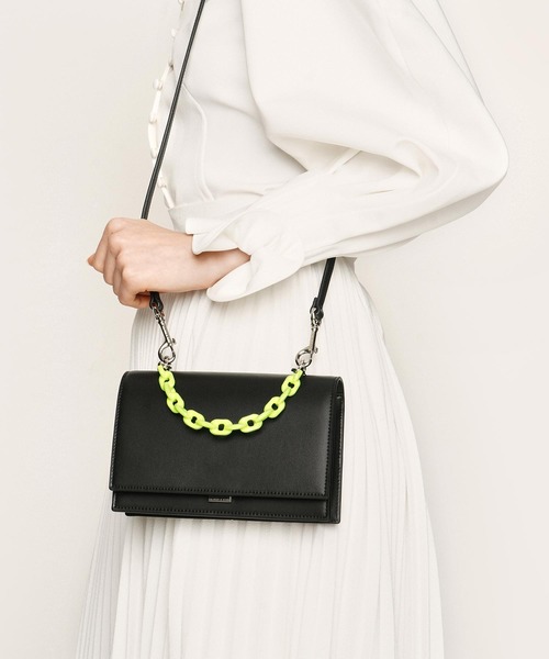 CHARLES & KEITH(チャールズ & キース)の「チェーン トップハンドルバッグ / Chain Top Handle Bag(ハンドバッグ・レディース・ブラック/イエロー系その他/ライトピンク/ブルー系その他2/グレー・S)」の10枚目の写真