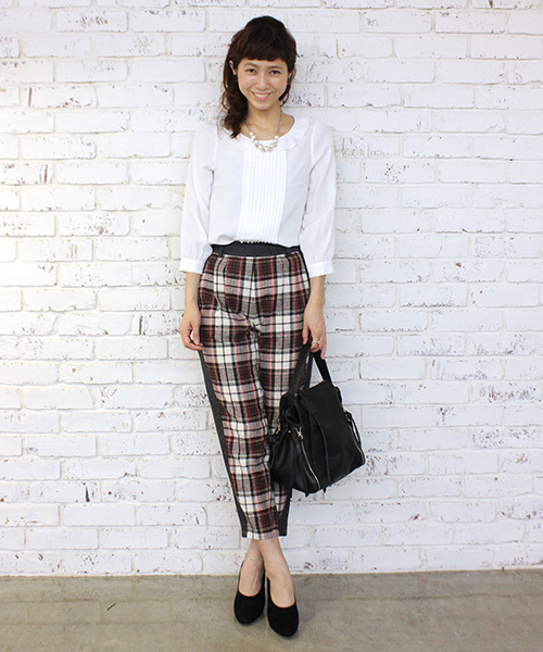 mystic(ミスティック)の「襟付きタックブラウス(シャツ/ブラウス・レディース・オフホワイト/ブルー/グレー・フリ-)」の11枚目の写真