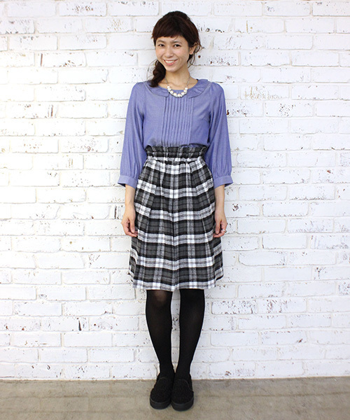 mystic(ミスティック)の「襟付きタックブラウス(シャツ/ブラウス・レディース・オフホワイト/ブルー/グレー・フリ-)」の13枚目の写真